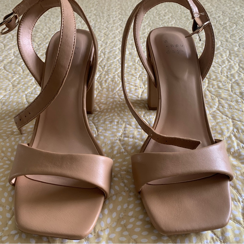 Nude Pumps